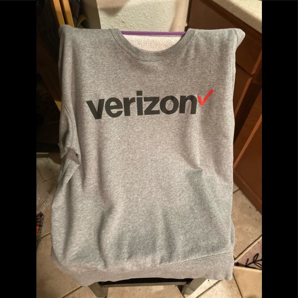 Men’s worn twice sz 3XL grey crewneck sweatshirt with Verizon across it!